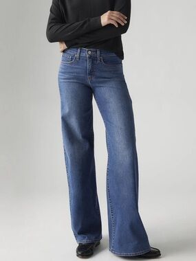 NWT Levi’s 318 Shaping Wide Leg Jeans